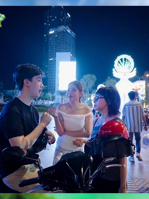 Chắc là không phải mình đâu, đang đi chơi tự nhiên bị phỏng vấn #TProduction #WOWHOCHIMINHCITY #VietNamLove #VietNamTuoiDep #ThanhPhoTuyetVoi #SaigontouristGroup #KhaNhu #NgocPhuoc #MaiBaoVinh #HuynhNhut #ProudVietnam