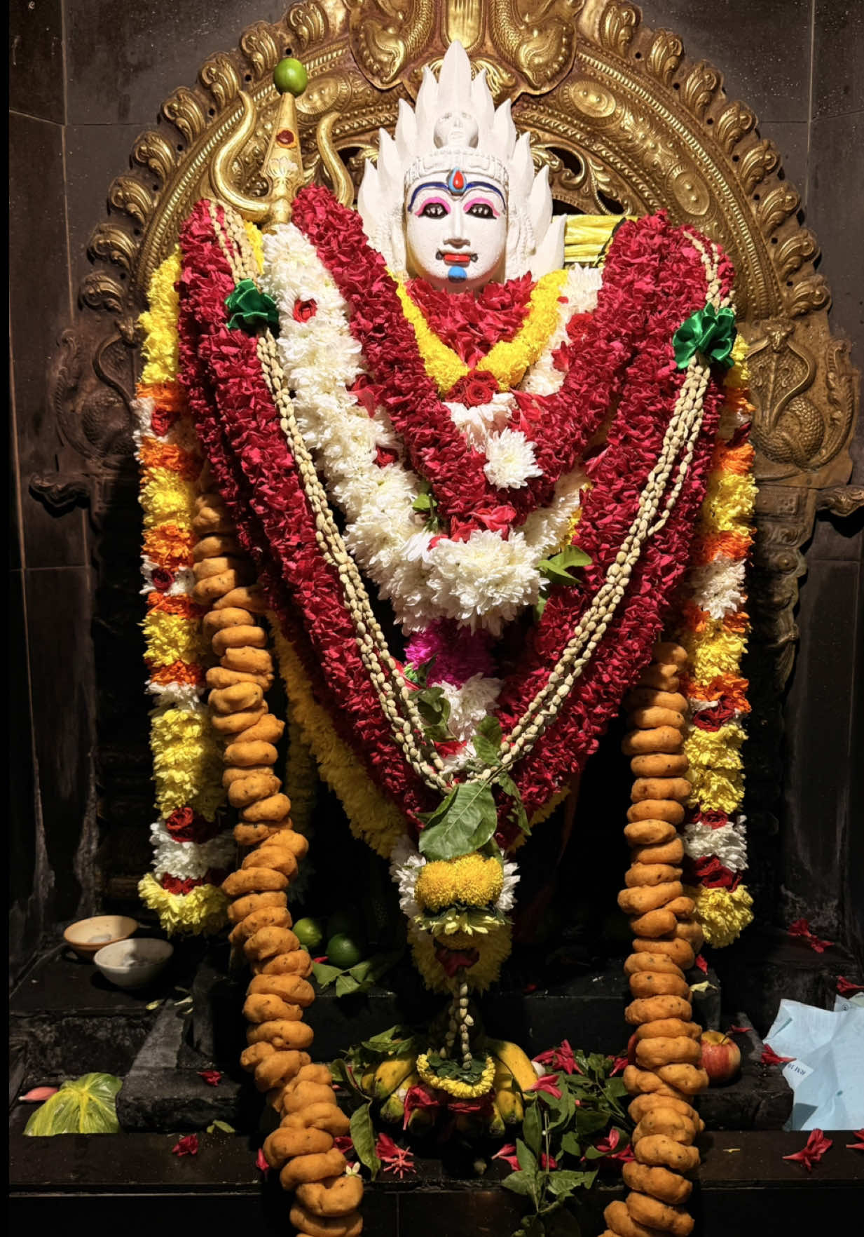🌙 வளர்பிறை அஷ்டமி – ஆன்மீக பலன்கள் வளர்பிறை அஷ்டமி என்பது வளர்ச்சி, வளம் மற்றும் வேண்டுதல்கள் நிறைவேற வேண்டும் என்று பிரார்த்தனை செய்யும் சிறப்பான திதியாக பக்தி மரபுகளில் கருதப்படுகிறது. குறிப்பாக கால பைரவர், சொர்ண ஆகர்ஷண பைரவர் மற்றும் துர்கை அம்மன் வழிபாடு செய்யப்படுகிறது.  🙏 நம்பிக்கைப்படி கிடைக்கும் பலன்கள்: * 💰 செல்வ வளம் மற்றும் பொருளாதார முன்னேற்றம் * 🪔 லட்சுமி கடாட்சம் பெருகுதல் * 🌱 தொழில், வியாபாரம் வளர்ச்சி * 🛡️ எதிர்மறை சக்திகள் மற்றும் தடைகளிலிருந்து பாதுகாப்பு * 😌 மனக்கவலை குறைந்து மன அமைதி கிடைத்தல் * ✨ நினைத்த காரியங்கள் நிறைவேற அருள் கிடைத்தல் * 🚪 வாழ்க்கையில் புதிய வாய்ப்புகள் மற்றும் முன்னேற்றம் * 🙏 இறை பக்தி மற்றும் ஆன்மீக வளர்ச்சி * 🌸 குடும்பத்தில் மகிழ்ச்சி, ஒற்றுமை மற்றும் வளம் வளர்பிறை அஷ்டமியில் “எனக்கு இந்த கஷ்டம் நீங்க வேண்டும்” என்பதற்குப் பதிலாக, “எனக்கு தேவையான நல்ல விஷயங்கள் வளர வேண்டும்” என்று வேண்டுவது பாரம்பரிய வழிபாட்டு விளக்கங்களில் குறிப்பிடப்படுகிறது.  🪔 எளிய வழிபாடு: கோவிலில் பைரவர் அல்லது அம்மன் சன்னதியில் விளக்கேற்றி, வில்வம்/மலர் சமர்ப்பித்து, மனதார பிரார்த்தனை செய்யலாம். வளர்பிறை அஷ்டமிக்கு ராகு காலத்தில்தான் வழிபட வேண்டும் என்ற கட்டாயம் இல்லை என்றும் சில மரபு விளக்கங்கள் குறிப்பிடுகின்றன.  “வளர்பிறை போல் என் வாழ்விலும் நல்லவை அனைத்தும் வளரட்டும்… 🪔🙏 சிவன் அருளும், பைரவர் காவலும் என்றும் துணையாகட்டும்.” #omnamahshivay #யாவும்எம்ஈசனே #eesanmagal #fypシ゚viral🖤tiktok #fypage @🪬LATHA🪬 