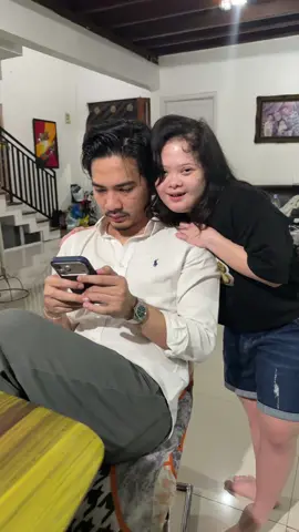 Mirip kan mereka berdua 