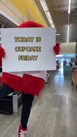 A 6-count pack of cupcakes for $3.99 is a pretty sweet way to start your weekend. #cupcakefriday #jewelosco #grocery #chicago #jojo  