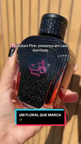 🌸 Olha que beleza esse Watani Pink! A embalagem já chama atenção de longe, mas espera até ver esse frasco no sol! ✨ Ele traz flor branca, tuberosa e cacau, numa combinação floral, adocicada e envolvente, com aquele toque marcante que deixa presença. É feminino, sofisticado e perfeito pra quem gosta de perfume que não passa despercebido. Clica no carrinho laranja e garante o teu! #cheiroderica  #tiktokshopbr  #PerfumeArabe  #PerfumeFeminino  #PerfumeMarcante 