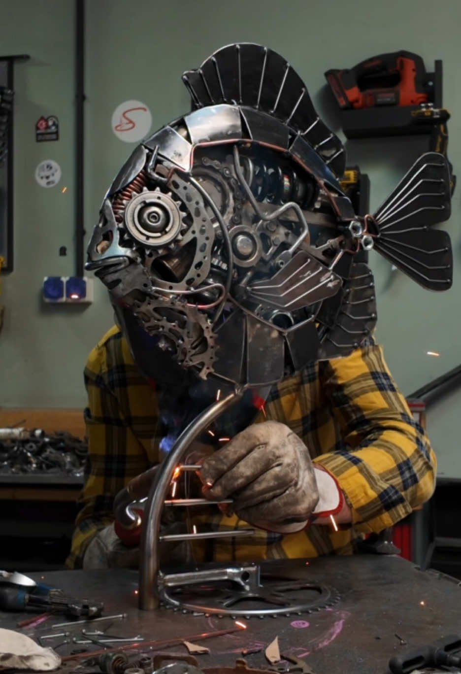 Bienvenue à Neris. Acier, mécanique et mouvement donnent naissance à cette nouvelle créature marine. Pièce unique disponible très prochainement. #art #artiste #sculpture #scrapmetal #Shoodrik 