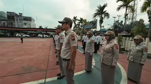 Kapolres Indragiri Hilir AKBP Donny Eko Listianto, S.H., S.I.K., M.H. Pimpin Sertijab Kasat Dan Kapolsek  Tekankan Integritas dan Pelayanan kepada Masyarakat INDRAGIRI HILIR – Polres Indragiri Hilir menggelar upacara serah terima jabatan (Sertijab) sejumlah pejabat utama dan Kapolsek jajaran, Jumat (18/9/2026) pagi. Kegiatan berlangsung di Lapangan Apel Polres Indragiri Hilir dan dipimpin langsung Kapolres Indragiri Hilir AKBP Donny Eko Listianto, S.H., S.I.K., M.H. Sertijab tersebut meliputi jabatan Kasatlantas, Kasatintelkam, Kasatbinmas, Kapolsek Kuala Indragiri, Kapolsek Gaung, Kapolsek Gaung Anak Serka, Kapolsek Tanah Merah, Kapolsek Concong, serta Kasubbag Binkar Bag SDM Polres Indragiri Hilir. #greenpolicing #PolriUntukMasyarakat #melindungituahmenjagamarwah  Izin Jenderal @Herry Heryawan  @Humas Polda Riau  @Humas Polri 