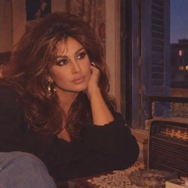 بدي حدا يشتاق لي كل ما إشتقت لك ضمه لقلبي وحس عم ضمك إلك بدي حدا يشتاق لي كل ما إشتقت لك ضمه لقلبي وحس عم ضمك إلك بدي حدا أشوفه إنت لو طل أقعد بوجهه ع الهدا وإتأملك، إتأملك حبيبي بكل مطرح في أنا وإنت سـوا في ذكرياتي العالقة بماضي الهوى قلبي صفي مجروح مش لاقي دوا يا بموت ع إيد الوفا يا بقتلك وانطرت وحدي الموعد المنسي وحدي ومعي ذكرى هوى أمسي مرقوا إيديّ بوّسو الكرسي صارت ع بعدك بالدني حبسي بكل مطرح في أنا وإنت سـوا في ذكرياتي العالقة بماضي الهوى قلبي صفي مجروح مش لاقي دوا يا بموت ع إيد الوفا يا بقتلك وطلبت إشرب قهوة الماضي معك مثل اللي قلبي ما بحياته ودعـك كل ما حدا حدي حكي عم إسمعك بتمنى إقدر من غيابك رجعـك بكل مطرح في أنا وإنت سـوا في ذكرياتي العالقة بماضي الهوى قلبي صفي مجروح مش لاقي دوا يا بموت ع إيد الوفا يا بقتلك #اليسا  #اغنية  #اغاني  #اغاني_رومانسية  #موسيقى 