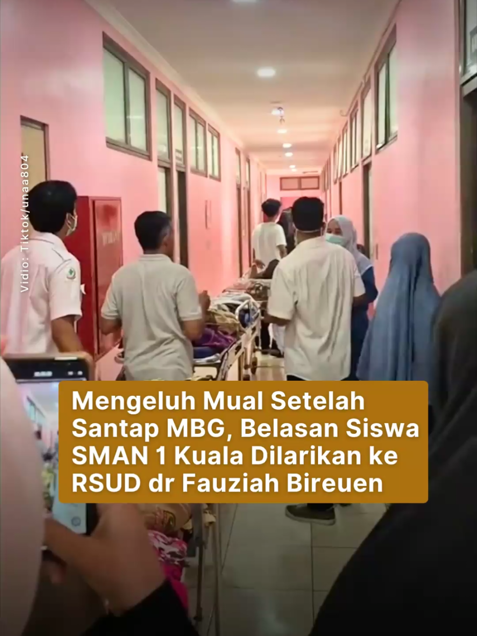Belasan siswa SMA Negeri 1 Kuala Bireuen, Desa Lhok Awe-Awe, Kecamatan Kuala, Kabupaten Bireuen, harus mendapatkan penanganan medis di RSUD dr. Fauziah Bireuen setelah mengalami keluhan mual usai menyantap makanan program Makan Bergizi Gratis (MBG), Kamis (17/9/2026). Peristiwa tersebut terjadi saat jam istirahat sekolah, sekitar pukul 10.10 WIB. Pihak sekolah kemudian mengambil langkah cepat setelah jumlah siswa yang mengeluhkan kondisi serupa mulai bertambah hingga mencapai 19 orang. Para siswa tersebut dibawa ke Instalasi Gawat Darurat (IGD) RSUD dr. Fauziah Bireuen untuk menjalani pemeriksaan dan penanganan medis. Kepala SMA Negeri 1 Kuala Bireuen, Nurul Aini, S.Pd., M.A.P kepada wartawan mengatakan, kejadian bermula ketika sejumlah siswa mengeluh mual, pusing dan mual. “Siswa mengeluh mual setelah menyantap  olahan daging ayam dalam paket makanan MBG yang dilaporkan mengeluarkan aroma yang tidak sedap,” sebutnya. Beberapa siswa yang mulai mengeluhkan mual lalu melaporkan kondisi mereka kepada guru yang bertugas di Usaha Kesehatan Sekolah (UKS). Guru di sekolah sempat memberikan pertolongan pertama kepada siswa. Namun, karena jumlah siswa yang mengalami keluhan bertambah, pihak sekolah memutuskan membawa mereka ke rumah sakit untuk mendapatkan pemeriksaan dan penanganan lebih lanjut. Proses evakuasi dilakukan menggunakan kendaraan sekolah serta kendaraan pribadi milik guru. Adapun makanan MBG yang dibagikan kepada siswa pada hari tersebut terdiri dari nasi, tahu goreng, ayam kecap dan buah semangka. Nurul Aini menyebutkan, seluruh siswa yang mengalami keluhan telah dibawa ke RSUD dr. Fauziah Bireuen untuk mendapatkan penanganan medis. Sebagai langkah pencegahan, pihak sekolah juga berencana meningkatkan pemeriksaan terhadap makanan yang diterima sebelum dibagikan kepada siswa. “Kami akan memperketat pemeriksaan dan melakukan re-check terhadap setiap makanan yang diterima sebelum dibagikan kepada para siswa,” ujarnya. Hingga Kamis sore, penyebab pasti keluhan yang dialami para siswa belum dapat dipastikan. Dugaan keracunan masih menunggu hasil pemeriksaan medis serta penelusuran lebih lanjut terhadap makanan MBG yang dikonsumsi. Pihak sekolah juga masih menunggu hasil pemeriksaan untuk memastikan apakah keluhan para siswa berkaitan dengan makanan yang dikonsumsi atau terdapat faktor lain. Sementara itu, konfirmasi dari pihak penyedia makanan MBG dan instansi terkait masih diupayakan untuk mengetahui proses penyediaan dan distribusi makanan yang dibagikan kepada siswa SMA Negeri 1 Kuala Bireuen tersebut. Sumber: kabarbireuen.com