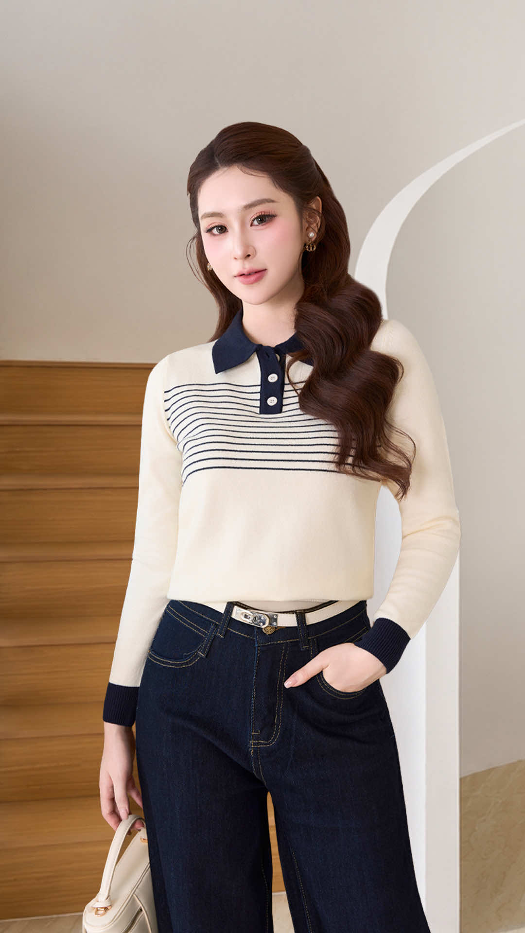 Basic but chic 🌌 Mang nét thanh lịch sang trọng của các cô nàng hiện đại, thiết kế áo len polo phối cùng quần jeans tối màu sẽ là lựa chọn lý tưởng cho những ngày làm việc đầu thu se lạnh.  #deliz #fallcollection #littlemoments #aolendetkim #quanjeans 