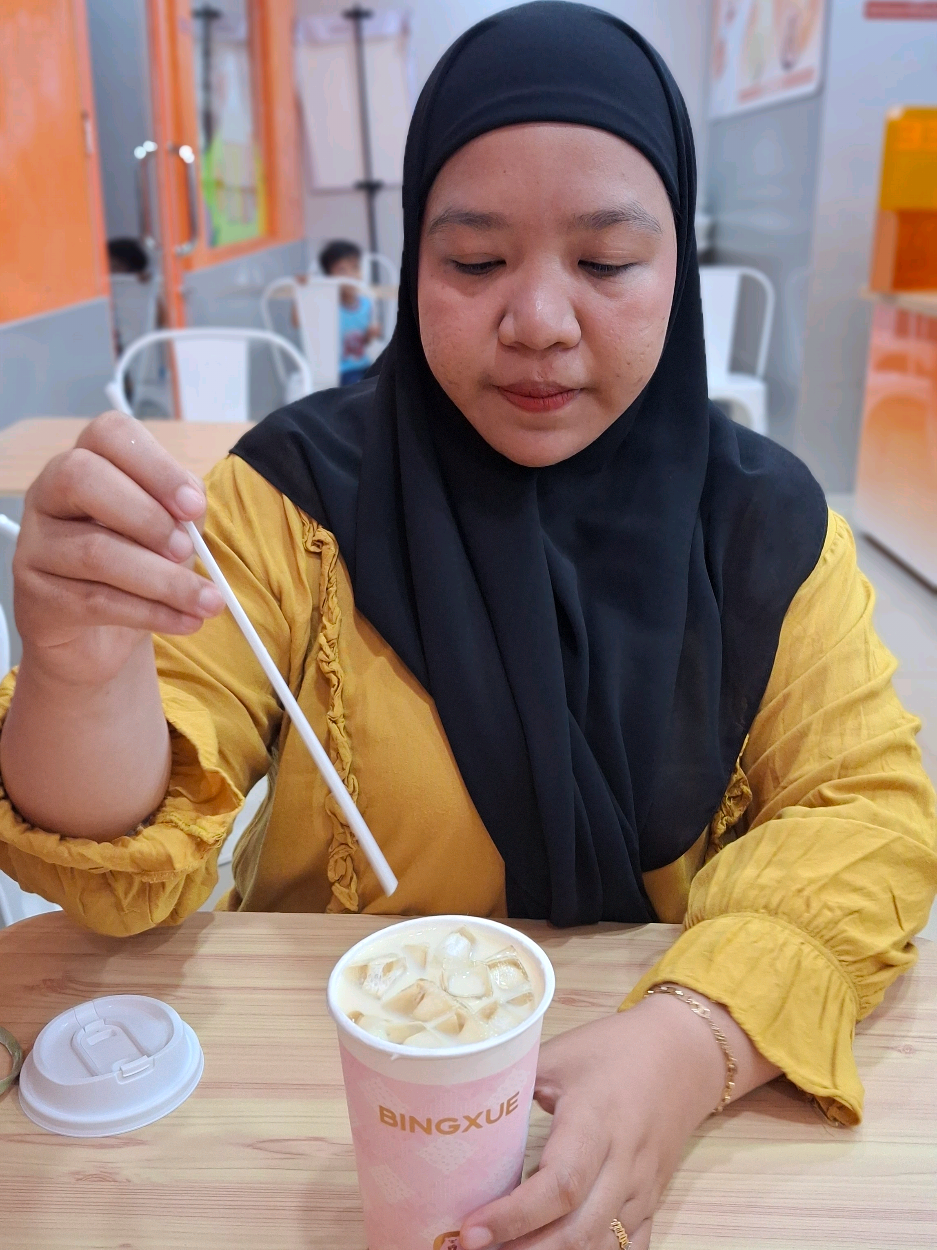Kalian uda cobain yang mana nih Jasmine Tea Silk Milk Tea Atau Oolong Silk Milk Tea??? Kalau belum cobain kedua cobain sekarang mumpung ada promo nih diskon 42% 🤭 cara belinya : 1. Klik tag lokasi Hijau 2. Pilih Promonya bayar Online (QRIS,VA,OVO,DANA,GOPAY DLL) 3. Tukarkan Voucher di outlet terdekat kalian @bingxue.indonesia  #MisiRasa   #SuperBrandGO   #MisiRasaGasNyemil  #fycmakanenak  #bingxuetanatidung 