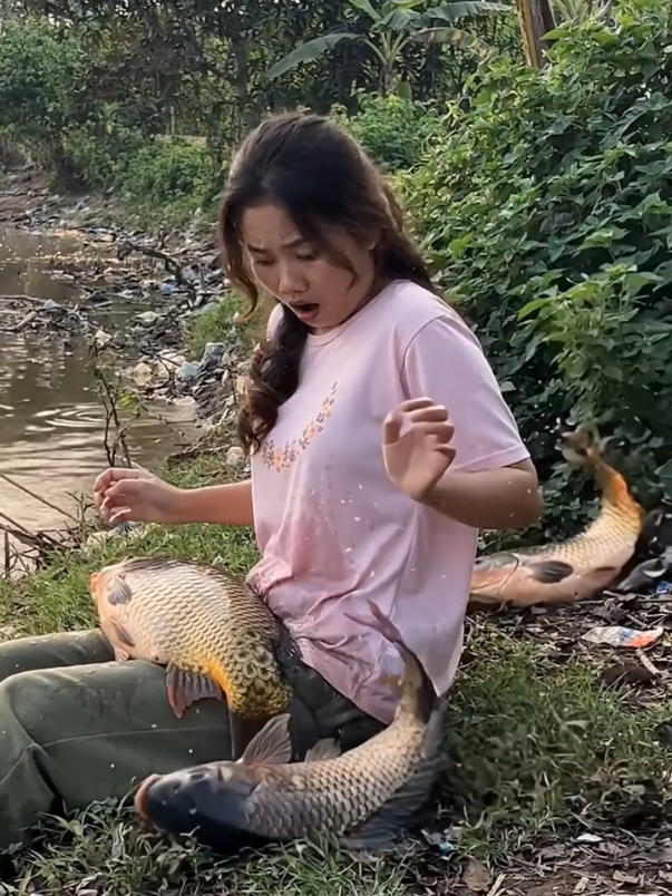 niat nya santai di tepi danau.akiah dilamar sama ikan ikan besar☺️😱😀