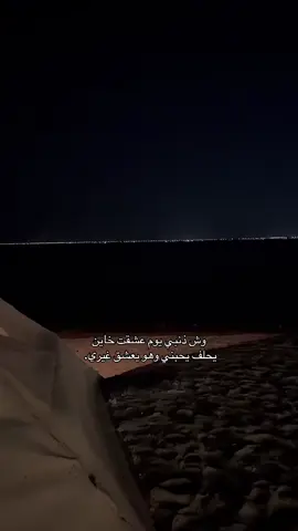 #اكسبلور يعد برج المملكة واحدًا من أبرز المعالم المعمارية في الرياض، ورمزا حديثا يعكس تطور المملكة العربية السعودية ونهضتها العمرانية. منذ افتتاحه، أصبح البرج وجهة رئيسية للسكان والزوار، ليس فقط لارتفاعه المميز، بل أيضًا لما يقدمه من مرافق متنوعة وتجربة فريدة. تم افتتاح برج المملكة عام 2002، وهو مشروع تابع لشركة شركة المملكة القابضة التي يملكها الأمير الوليد بن طلال. يبلغ ارتفاع البرج حوالي 302 متر، ويتكون من 99 طابقا، ما جعله لفترة طويلة أحد أطول المباني في قدد الشرق الأوسط، تضميمه الفريد الذي يشتبه فتحة القوسة فلي عط أعلاه يميزه عن بقية ناطحات السلحاب، وقد صمم ليكون تحفة معمارية تجمع بين الحداثة والهوية المحلية. يضم البرج مجموعة واسعة من المرافق، منها مكاتب إدارية، وشقق سكنية فاخرة بالإضافة إلى فندق فورسيزونز الرياض الذي يعد من أفخم الفنادق في المدينة. كما يحتوي على مركز تسوق ضخم يعرف باسم مملكة مول، ويضم العديد من العلامات التجارية العالمية