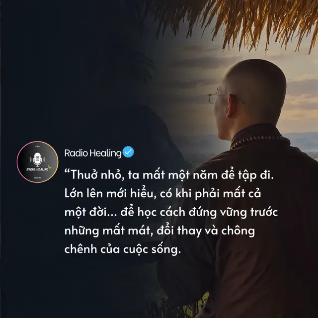 Ngày bé, mỗi lần tập đi rồi ngã, ta chỉ cần một bàn tay đỡ dậy. Lớn rồi mới biết, có những lần vấp ngã chẳng ai có thể đỡ mình ngoài chính mình. Cuộc đời sẽ có những ngày không như ý: một người rời đi, một điều từng tin bỗng đổi thay, một cố gắng chẳng được đáp lại… Có những nỗi buồn không làm ta gục xuống ngay, nhưng đủ khiến lòng mình chông chênh rất lâu. Lời Phật nhắc ta rằng: mọi khổ đau đều có nguyên nhân, và cũng có con đường để đi qua khổ đau. Vậy nên, đừng sợ những ngày mình chưa đủ mạnh mẽ. Hãy học cách nhìn lại, buông điều cần buông, chấp nhận điều không thể giữ và thương lấy chính mình nhiều hơn. Thuở nhỏ, ta học cách bước đi bằng đôi chân. Lớn lên, ta học cách đứng vững bằng chính nội tâm của mình. Và có lẽ, đó là bài học khó nhất của một đời người. 🌿#xuhuong #ChuaLanh #RadioHealing #healing #podcast 