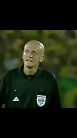 Pierluigi Collina, un arbitre au regard légendaire et à l’autorité incontestable ! ⚽🦅🔥 #footballlegend #arbitre #pierluigicollina #football #carton 
