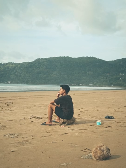 Katanya biru selalu tenang. Padahal langit menyimpan petir, laut menelan ribuan rahasia, dan malam meminjam warnanya untuk menyembunyikan air mata manusia. Harapan yang perlahan memudar, setenang warna langit, namun sedalam laut yang tak pernah selesai.