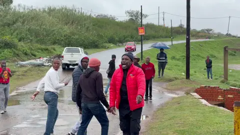 Tensions are running high in Inanda as a confrontation unfolds between EFF members and Ngizwe Mchunu and his supporters.