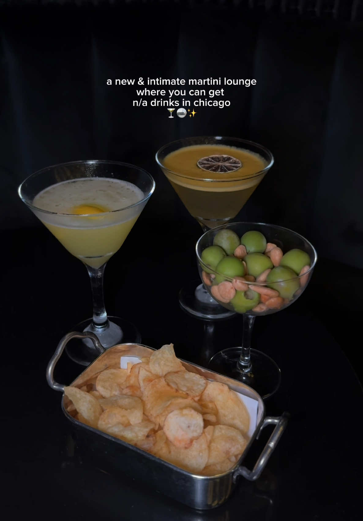 a hot new bombshell has entered the villa - a martini lounge in chicago 🍸🪩✨ Martini Lounge in South Loop reopened its doors this Fall and they’re severing up delicious drinks, and the best part, they have non-alcoholic drinks too!! #chicago #thingstodoinchicago #chicagobucketlist #chicagobars  #chicagodateideas 