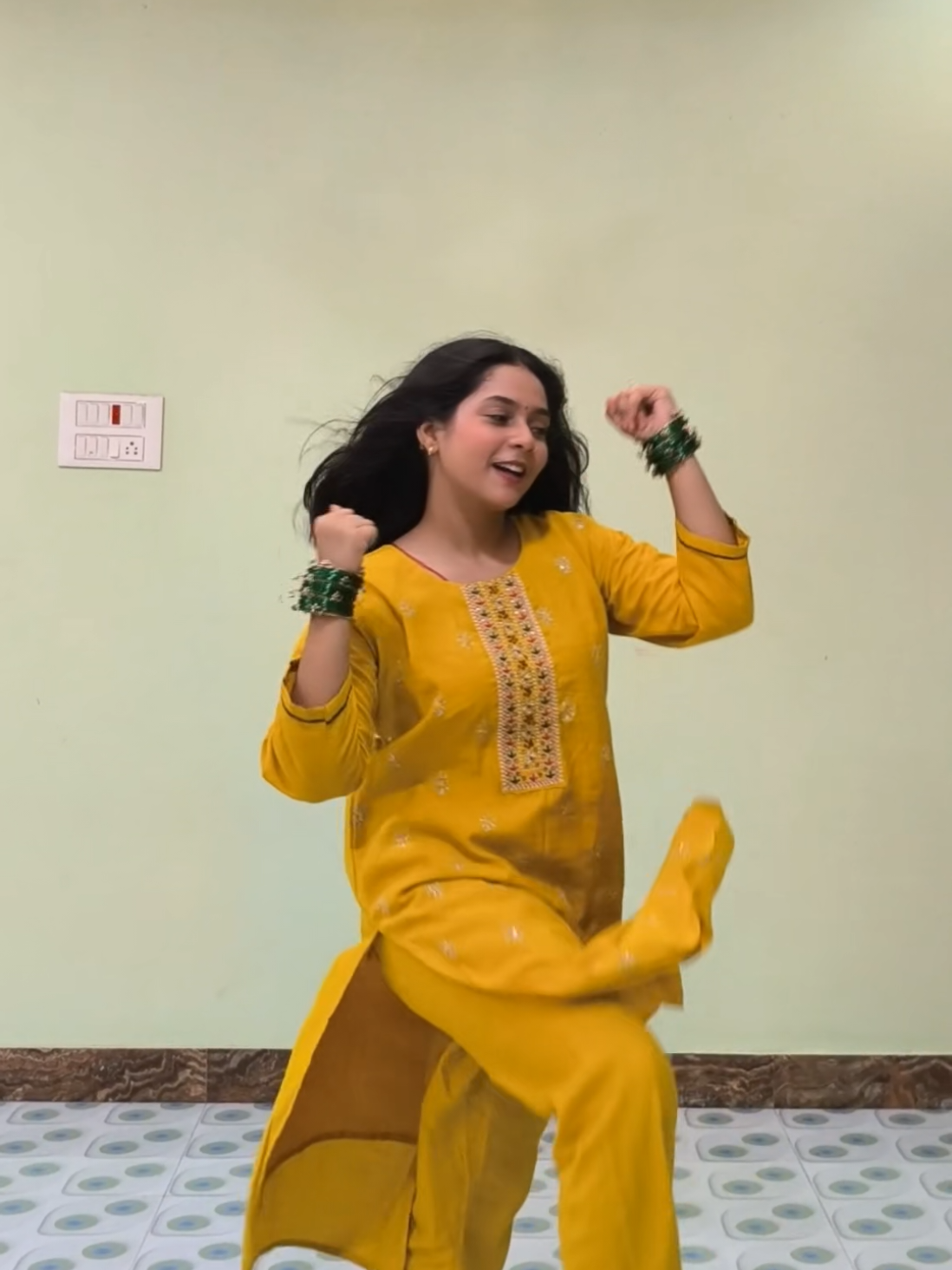 Shake karaan 😍 #sanjanasarraf #dance #trendingsong #viralvideo #creatorsearchinsights 