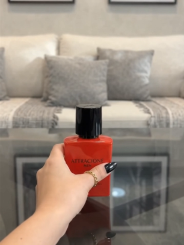 Você quer transmitir confiança e ter um cheiro marcante o dia todo. Mas colônias masculinas comuns evaporam rápido e não atraem olhares ou geram retenção. Por isso, o Perfume Attracione Masculino usa tecnologia de feromônios para garantir até 12 horas de magnetismo puro, apresentando a virada de chave para a sua rotina. Garanta o seu no carrinho e seja inesquecível! 🛒🔥