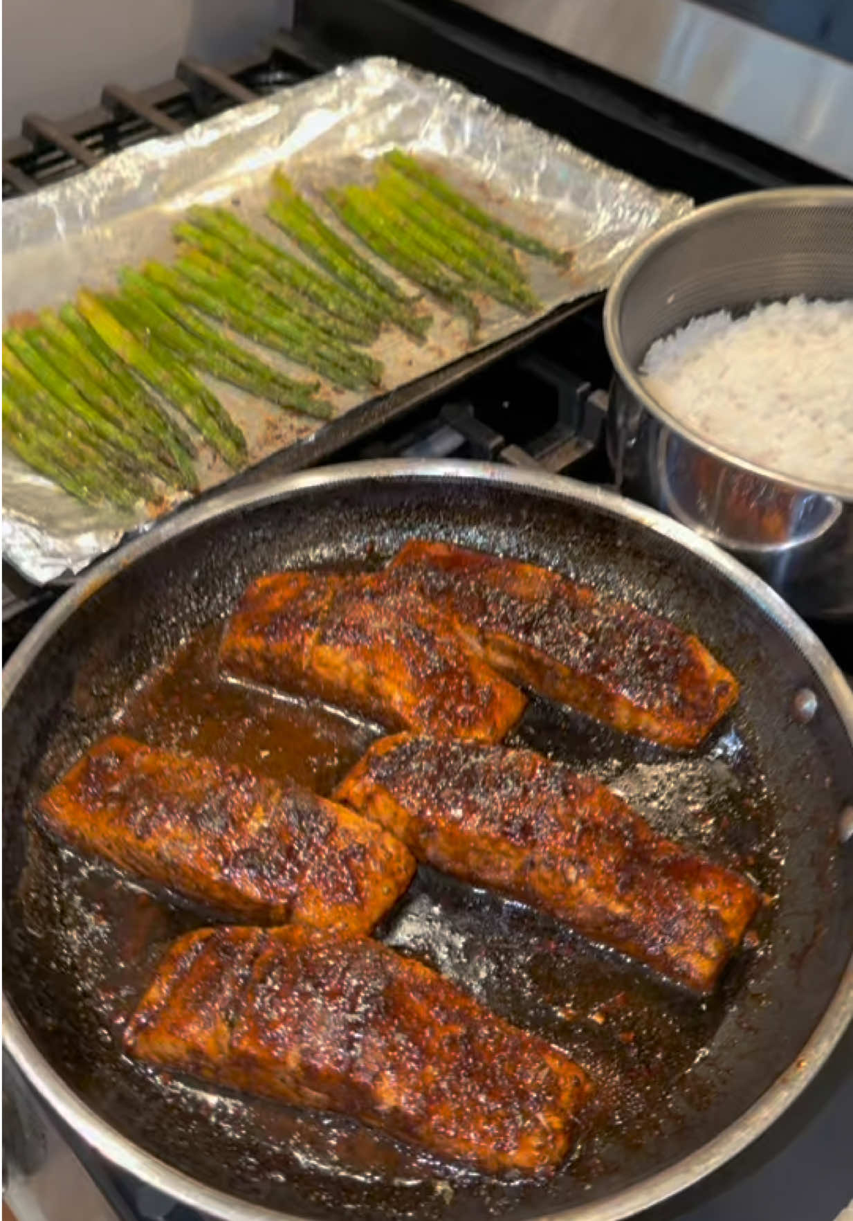 This honey garlic glazed salmon is the perfect weeknight dinner! quick, easy, and so good 🤤🔥 #dinner #salmon #weeknightdinner #quickandeasy #delicious