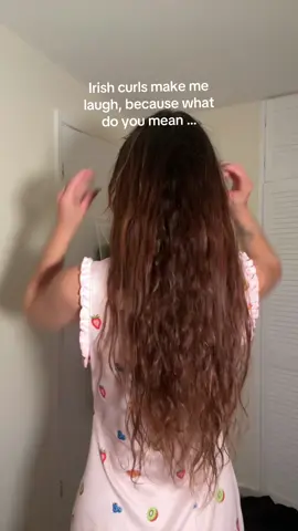 That texture difference is wild! #irishcurls #wavyhair #curlyhair #hairtok Irish curls 