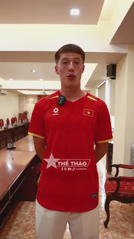 Williams Minh Hoàng mặc lên mình chiếc áo của Đội tuyển Việt Nam, trong ngày anh chính thức được nhận quốc tịch. Minh Hoàng chia sẻ rằng 