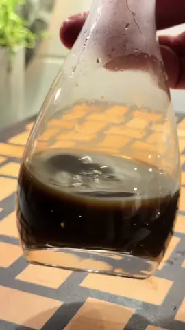 Svampsoja gjord på trattkantareller! Perfekt recept för att ta dina såser och grytor till nästa nivå! 🍄‍🟫 Recept:  5% av svampens vikt i salt (Exempel 1kg svamp) 1 kg svamp 50 g salt Glasburk (storlek varierar beroende på mängd svamp) Sil (gärna en silduk för att kunna pressa ut vätskan) - Lägg svampen i en glasburk och addera 5% av svampens vikt i salt. Svampen behöver inte va så noga rensad, men den behöver inte vara allt för skitig  - Ställ glasburken i ett mörkt och svalt utrymme i en vecka. Gärna 10-12 grader varmt - Har du inget mörkt och svalt utrymme så låt glasburken stå i rumstemperatur i två dagar och sen in i kylen de sista 5 dagarna - Häll av svampen i en silduk så du kan pressa ut all vätska. Varje droppe är guld värt  - Häll vätskan i en kastrull och koka ner den till ungefär hälften. Detta beror helt på hur mycket vatten det var i svampen från början. Så smaka av tills du tycker att det smakar som en fond, då svampsoppa på ett sätt är som en fond. - När du kokar ner svampsojan så kan du också smaksätta den. Jag har kört en med chipotle till höstens grytor och en med citron för att få lite Ponzustuk. Men här sätter din fantasi gränserna! - Häll upp i en glasbehållare så håller den i 2-3 månader i kylen. Lycka till och har ni frågor är det bara att höra av er! #kantareller #mat #svamp #FoodTok #höst 
