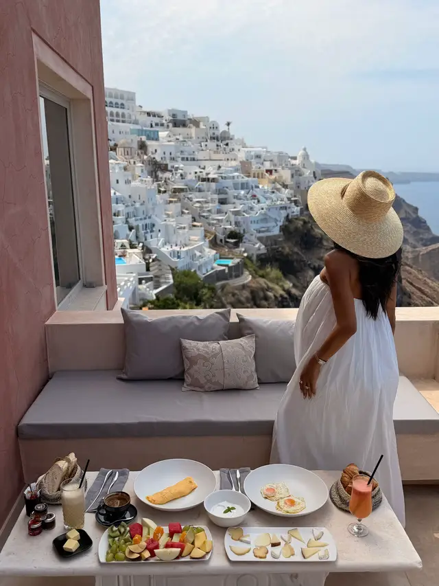 Breakfast on the private balcony of our Lava Suite, with front-row caldera views and total privacy. 🤍 #santorini #thira #CalderaViews #breakfast #LuxuryTravel  