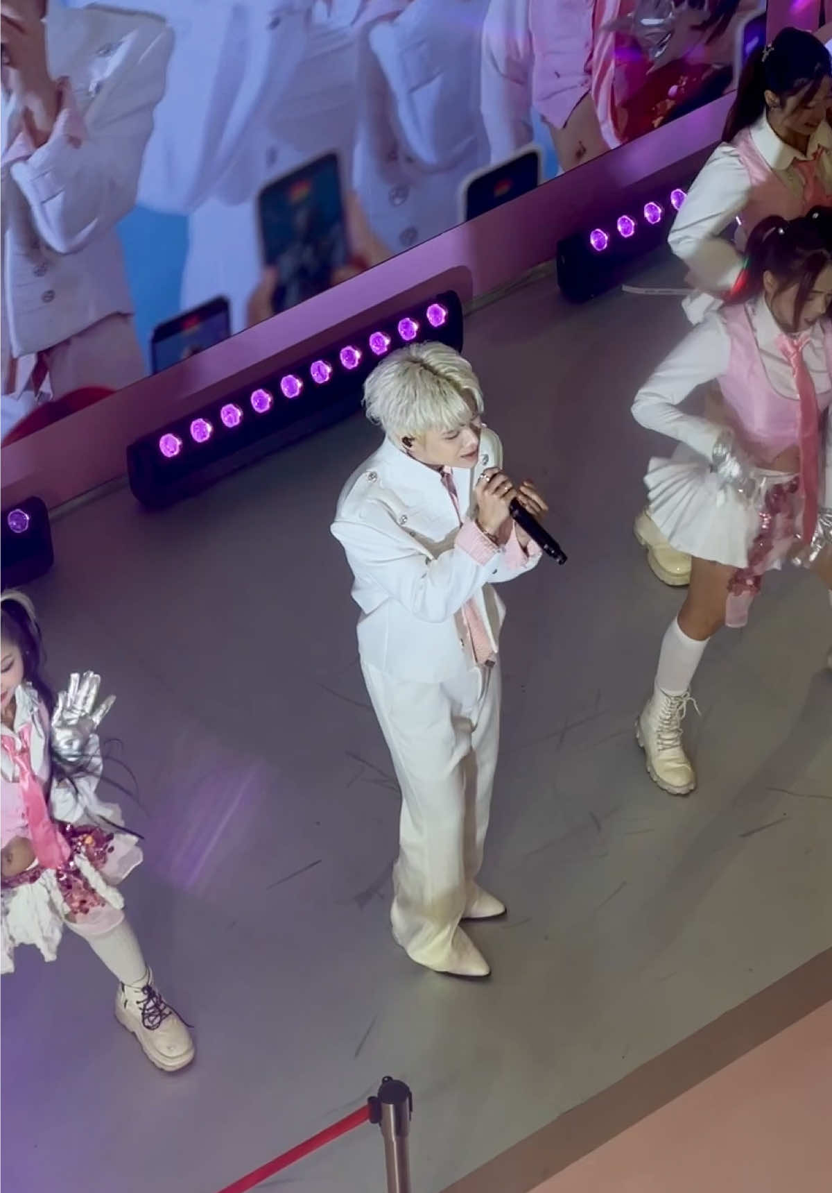 CAPTAIN BOY ơi mở concert, chứ loa bé quá nguyên đàn Cừu hát hăng say mà lệch beat =)))) #CAPTAINBOY #lorealparis #BabyGoiChoAnh