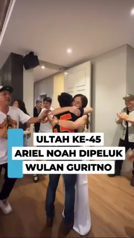 Ariel NOAH berusia 45 tahun pada Rabu (16/9/2026). Momen tambah usia Ariel itu dirayakan bersama teman-teman dekatnya seperti Rafi Ahmad dan Gading Marten. Namun, suasana terasa berbeda ketika Wulan Guritno ikut hadir dan memberikan ucapan selamat kepada vokalis NOAH itu. Wulan dan Ariel juga terlihat saling berpelukan. Video saat Ariel dan Wulan berpelukan dibagikan oleh Asri Welas di Instagram Story-nya dan mendapat beragam respon netizen.