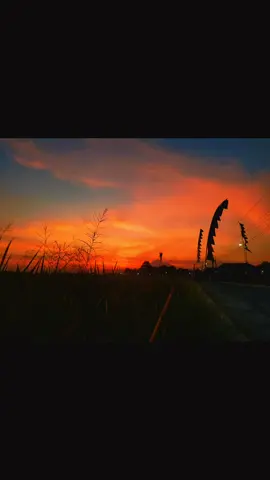 jika memang harus PERGI!  ajarkan aku melepas tanpa memBENCI!  #senja  #penikmatsenja #masukberanda #senjabercerita🥀 
