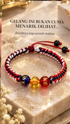 Gelang dengan perpaduan warna yang khas dan detail manik yang bikin tampilannya beda ✨ Cocok jadi aksesori sehari-hari dengan sentuhan makna personal. Cek detail produknya di keranjang kuning #gelang #gelangtridatu #aksesoris #gelangunik #gelangpremium 