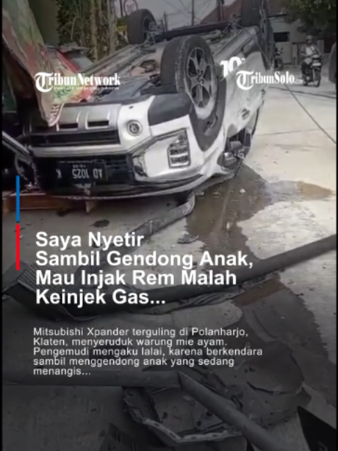 Peristiwa di Dukuh Keprabon, Desa Polanharjo, Kabupaten Klaten, Jumat (18/9/2026). Sebuah mobil Mitsubishi Xpander terguling, setelah menabrak warung mie ayam. Mobil transmisi matik itu dikemudikan oleh Dafa (26) warga Polanharjo bersama anaknya. Dafa mengatakan anaknya nangis, ia pun memutuskan menggendong anaknya sambil terus berkendara. Ia mengaku kehilangan fokus, tiba-tiba saja mobilnya sudah mepet bahu jalan dan tiang telkom. Panik, maunya injak rem, tapi malah injak pedal gas. Mobil kemudian menyeruduk tiang warung mie ayam, menabrak mobil yang terparkir di warung itu, lalu terguling. Ia sendiri dan anaknya, tidak mengalami luka. #MataLokalMenjangkauIndonesia #klaten #soloraya #jawatengah