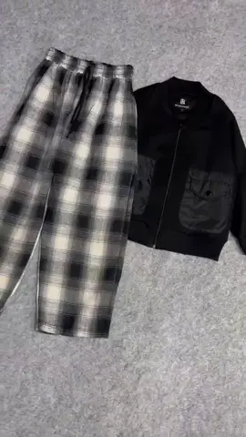 Mix & match yang satu ini wajib banget dicoba! 🔥 Celana flannel dipadukan dengan baseball zipper, bikin outfit jadi makin kece, sporty, dan tetap nyaman dipakai sehari-hari 😎✨ Cocok buat anak sampai dewasa, tinggal pilih warna favorit dan langsung siap tampil stylish! 🛒🔥 #MixAndMatch #CelanaFlannel #BaseballZipper #OutfitKeren #fyp 