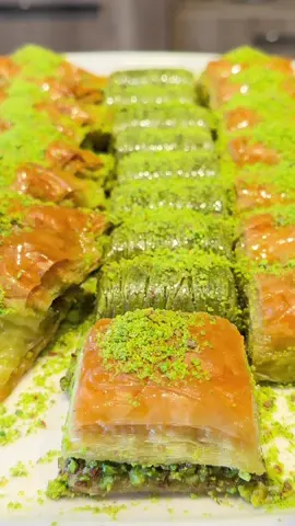 💚 Bir tabakta üç ayrı lezzet: Dürüm baklava, şöbiyet ve fıstık sarma! Her lokmada fıstığın eşsiz lezzeti. ✨ #MirzadeBaklavaları #FıstıklıBaklava #Şanlıurfa 