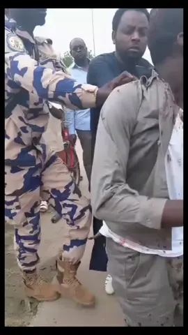 Braqueurs et agresseurs maîtrisés ! Deux individus ont poursuivi des personnes venant de retirer une importante somme d’argent à la banque et ont tenté de les dépouiller sous la menace de leurs armes. Mais les victimes, également armées, ont réussi à riposter et à maîtriser leurs agresseurs. Les faits se sont produits devant le rond-point Sonasut, non loin du lycée de la Paix.