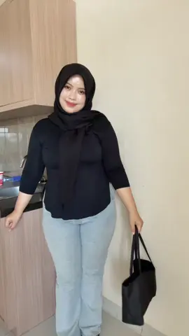 fitcheck pake kaos favorit🫰🏻 #outfitinspo 
