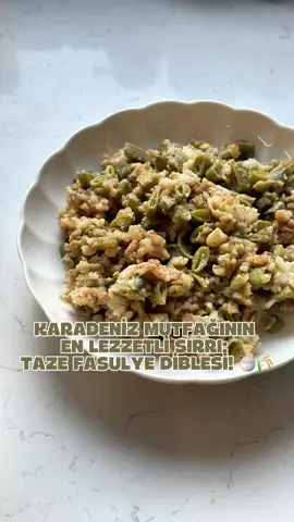 🍚 Karadeniz Usulü Tam Kıvamında Taze Fasulye Diblesi! 🌾✨ Taze fasulye ve pirincin muazzam uyumu, üzerine gezdirilen cızır cızır tereyağıyla buluşuyor! Kat kat dizilerek kendi buharında pişen bu geleneksel lezzeti mutlaka deneyin. Malzemeler:  1/2 kilo taze fasulye  1/2 su bardağı pirinç  2 adet soğan  1/2 su bardağı su  1 tatlı kaşığı tuz  1 tatlı kaşığı şeker  Zeytinyağı  2 yemek kaşığı tereyağı  Pul biber 🔥 Yapılışı: Soğanları yemeklik, fasulyeleri yaklaşık 1 cm kalınlığında doğrayıp suya koyun. Tencere tabanına sırasıyla soğanın yarısını, yıkanmış pirincin yarısını ve sudan aldığınız fasulyenin yarısını dizin. Üzerine kalan soğan, pirinç ve fasulyeyi kat kat ekleyin. Tuz ve şekeri serpip kapağını kapatın. Önce yüksek ateşte, ardından kısık ateşte fasulyeler suyunu salıp çekene kadar pişirin. Ardından yarım su bardağı suyu ekleyip kapağını kapatarak pirinçler yumuşayana kadar pişirin. Küçük bir sos tenceresinde zeytinyağı, tereyağı ve pul biberi kızdırıp diblesinin üzerine gezdirip karıştırın. Bu geleneksel tarifi kaydetmeyi ve Karadeniz lezzetlerini seven arkadaşına göndermeyi unutmayın! 👇❤️ #dible #fasulyediblesi #karadenizmutfağı yöresel lezzetler #tazefasulye #pratiktarifler 