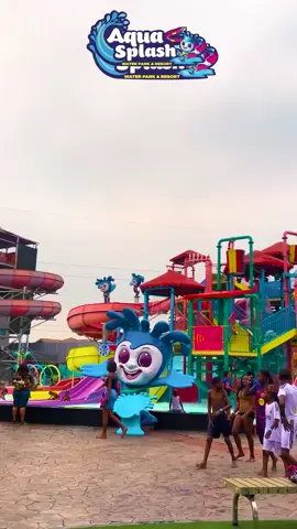 À l’occasion de sa conférence de presse, Aqua Splash Water Park a annoncé la nomination de M. @@Jeremie Shabani comme 𝗻𝗼𝘂𝘃𝗲𝗹 𝗮𝗺𝗯𝗮𝘀𝘀𝗮𝗱𝗲𝘂𝗿 𝗱𝗲 𝗹'𝗲𝗻𝘁𝗿𝗲𝗽𝗿𝗶𝘀𝗲｡ Humoriste et comédien, Jérémie Shabani est également le propriétaire du label JS Production, actif dans le secteur de la production et du divertissement. À travers cette collaboration, Aqua Splash souhaite renforcer sa présence dans l’univers du divertissement et développer de nouvelles initiatives autour de la culture et des loisirs. 𝗖𝗲𝘁𝘁𝗲 𝗻𝗼𝗺𝗶𝗻𝗮𝘁𝗶𝗼𝗻 𝗺𝗮𝗿𝗾𝘂𝗲 𝗮𝗶𝗻𝘀𝗶 𝗹𝗲 𝗱é𝗯𝘂𝘁 𝗱’𝘂𝗻𝗲 𝗻𝗼𝘂𝘃𝗲𝗹𝗹𝗲 𝗰𝗼𝗹𝗹𝗮𝗯𝗼𝗿𝗮𝘁𝗶𝗼𝗻 𝗲𝗻𝘁𝗿𝗲 𝗔𝗾𝘂𝗮 𝗦𝗽𝗹𝗮𝘀𝗵 𝗲𝘁 𝗝é𝗿é𝗺𝗶𝗲 𝗦𝗵𝗮𝗯𝗮𝗻𝗶｡ Découvrez dans cette vidéo les moments forts de la conférence de presse et l’annonce officielle de ce nouveau partenariat. Aqua Splash Bien plus qu’un parc, une expérience. #jsproduction #kinshasa #jeremieshabani #fypシ  #jeremieshabaniofficiel  