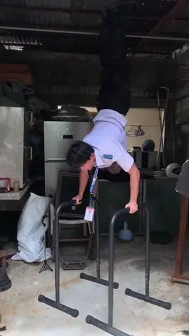 true handstand push ups #calisthenics #hardtekk #gym 