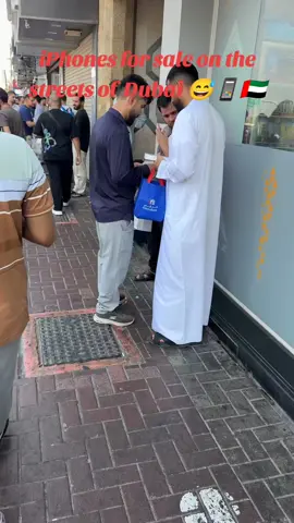 iPhones for sale on the streets of Dubai 📱🇦🇪 #iphone18promax #iphone #dubai #iphoneunboxing #crowd 
