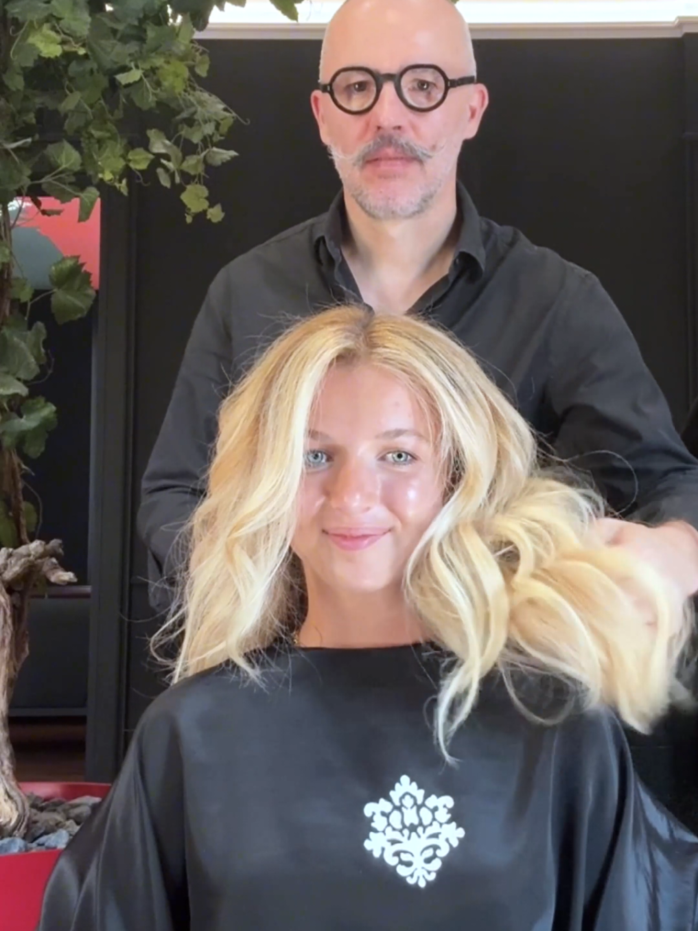 Sa réaction au résultat… 🥹✨ Et le détail qu’on adore : ce blond est réalisé *sans patine*. ❤️ Un balayage maîtrisé pour obtenir directement ce blond pur et lumineux ✨ Mais ce qu’on aime par-dessus tout, c’est faire plaisir à nos clientes, les voir heureuses et pleinement elles-mêmes en se découvrant dans le miroir. 🫶 #blond #balayage #pourtoi  #hairtok #pourtoi