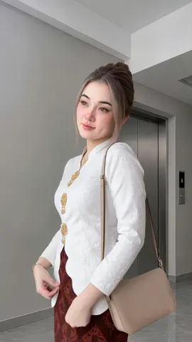 #kebaya #kebayakekinian #kebayalamaran #kebayawisuda 