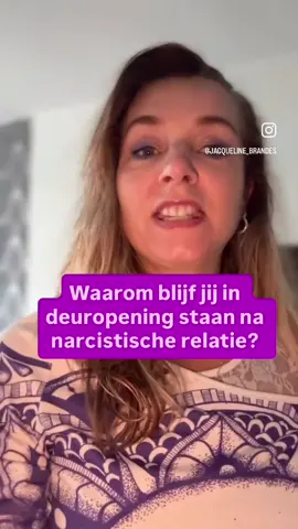 Na de narcistische relatie staat DE DEUR OPEN. Waarom blijf jij toch nog in de deuropening staan? 🚪 De relatie is voorbij. Niemand houdt je meer tegen. Je mág die reis boeken. Je mág weer verliefd worden. Je mág groot dromen. Je mág nee zeggen zonder jezelf urenlang schuldig te voelen. En toch merk je dat je aarzelt. Want weg zijn bij iemand betekent nog niet automatisch dat je je vanbinnen vrij voelt. Je vertrouwt je eigen keuzes nog niet helemaal. Misschien houd je liefde op afstand. Of stel je precies datgene uit waar je eigenlijk zo naar verlangt. Alsof de deur naar je nieuwe leven wagenwijd openstaat… maar een deel van jou nog steeds achterom kijkt. Vrijheid is niet alleen dat niemand jou meer tegenhoudt. Vrijheid is ook dat jij jezelf weer toestemming geeft om vooruit te gaan. Niet langer leven volgens oude regels, angst of twijfel. Maar weer durven kiezen voor wat jíj wilt. ❤️ Welke deur staat in jouw leven eigenlijk al open, maar vind je het nog spannend om doorheen te stappen? Vertel het me hieronder — één woord is genoeg. #rustnanarcisme #narcismeherstel #toxischerelatie #innerlijkvrij #loslaten 