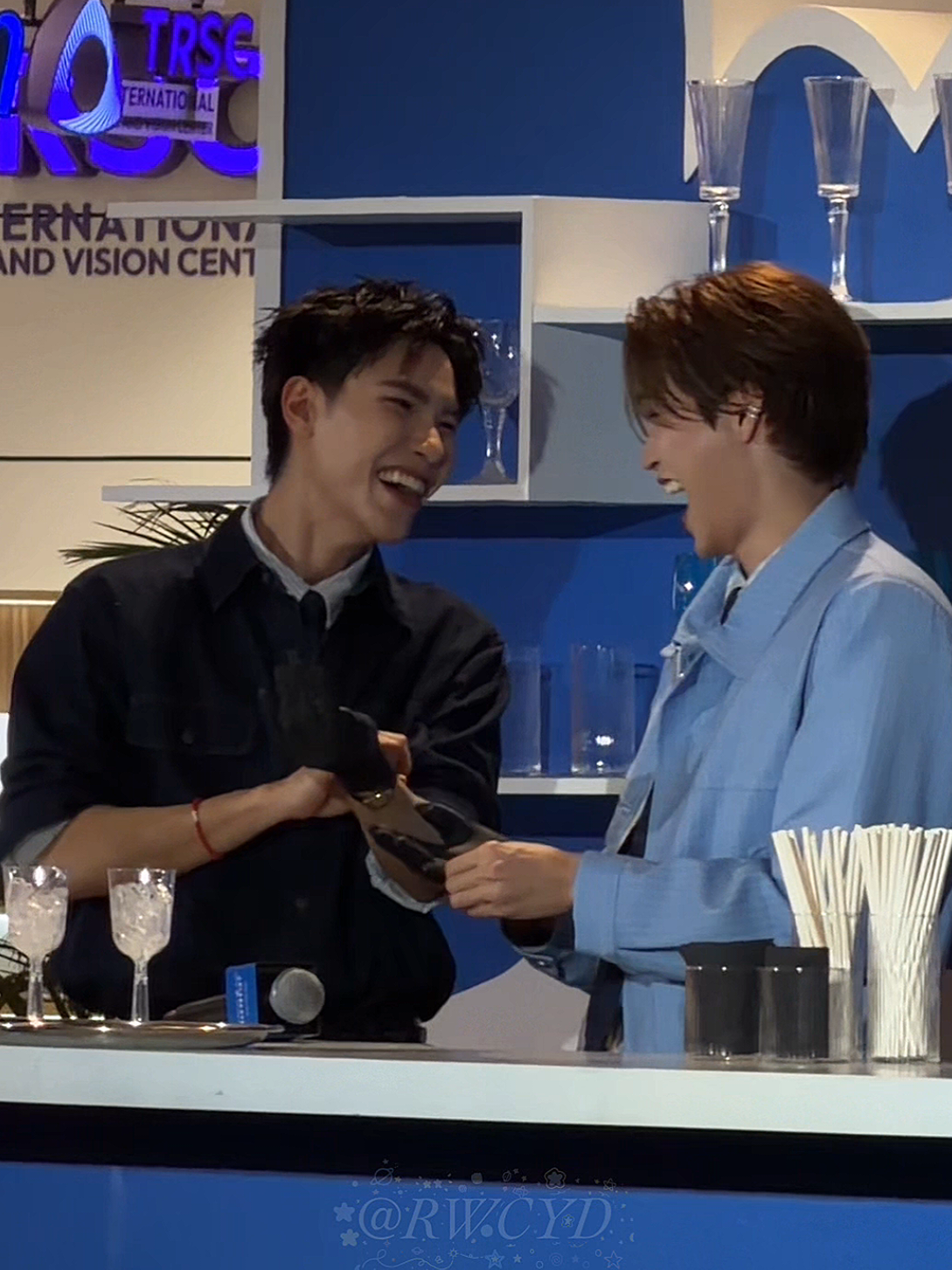 ด้อมผมเลี้ยงง่ายคับ แค่เป่าถุงมือให้กันผมก็ฟินละคับ555555555 #juniormark #junniorrs #markjrtn #centralparkthereunionxjuniormark #fyp 