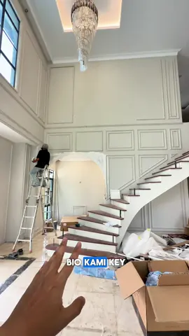 Jom tengok progress rumah client kami di TTDI Damansara. Nak rumah nampak mahal deco dinding dgn wainscoting okayy .. kami cover area Klang Valley - Seremban. Click link di bio 🙌🏻 #BudgetWainscoting #WainscotingMalaysia #HomeMakeover #ModernEnglishHome #HomeTransformation 