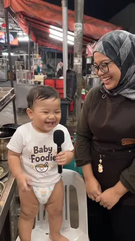 Api besaq sampai budak pun kena check dulu 😭🔥 “Abang ni masak ka nak bakaq kedai?” 😂 Char kuey teow belum siap, budak dah risau pasal kedai 🤣 Hampa tengok api ni… okay ka memang dah tahap bakaq? 👀🔥 KALAU HANG BERANI, KATA SAT: 🔥 “MASAK” — kalau nampak sedap 🚒 “BAKAQ” — kalau nampak macam kena panggil bomba 😂 Pakat pilih satu, jangan dok tengok ja! 👇 #IwanNasiLemakChowKit #makansedapalorsetar #KopiBilal #NasiLemakSeringgit #portmakanalorsetar 