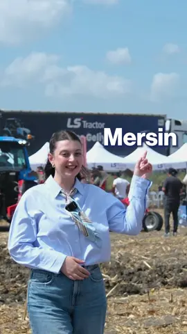 Yanmar güvencesiyle Türkiye yollarında olan LS Tractor Roadshow’un Adana durağındayız. LS Tractor Roadshow’un Adana durağında çiftçiler, farklı modelleri yalnızca yakından incelemekle kalmadı; direksiyona geçerek traktörlerin konforunu, manevra kabiliyetini ve teknolojik donanımlarını sahada deneyimledi. Etkinlikte, çiftçilerin farklı çalışma ihtiyaçlarına yönelik LS Tractor modelleri tanıtılırken; etkinliğe özel yüzde 10 indirim, takas kampanyası ve MT5 ile MT7 modellerine sunulan avantajlar hakkında da bilgi verildi. Adana’nın ardından Mardin ve Elazığ’da devam edecek LS Tractor Roadshow, traktörü sahada tanımak ve doğru modeli yerinde değerlendirmek isteyen çiftçilerle buluşmayı sürdürüyor. #Yanmar #LSTractor #LSTractorTürkiye #LSTractorRoadshow #Roadshow   