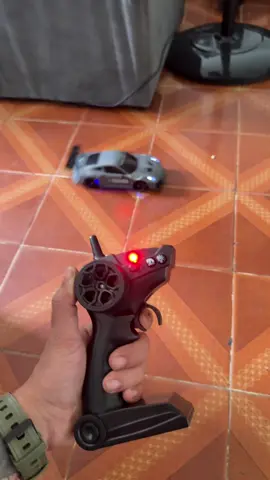 Carro de controle remoto na promoção do dias das crianças 
