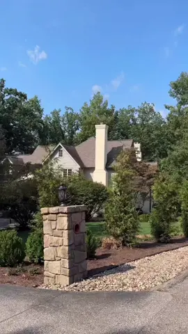 Reminiscing a little while visiting my home town… #beautifulhomes #homedesign #charlestonwv #contentcreator #homesweethome 