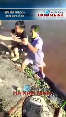 Hải Hậu, Ninh Bình: Trong lúc đang giao hàng cho khách tại cổng chào Hải Hậu, anh phụ xe khách vô tình phát hiện 1 cháu nhỏ đang chới với dưới ao nước đã không ngần ngại l:ao xuống cứ:u cháu. #chuyendonghanamninh #haihau 