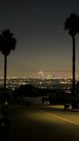 Los Angeles at 1:00 AM 🌃 No traffic, no rush… just the skyline glowing in the middle of the night. Sometimes LA feels even more magical when everything gets quiet. ✨🌙 📍 Los Angeles, California #LosAngeles #LAtNight #LosAngelesSkyline #CityViews #LAMagic