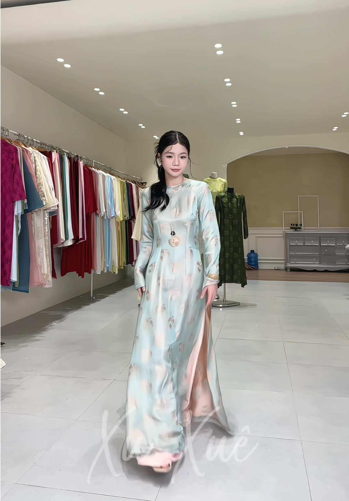 Bà nào hôm trước réo tui lên màu này, vào nhận hàng liền nha 👀🤍 #aodai #aodaicachtan #aodaivietnam #aodaitruyenthong #aodaidep 